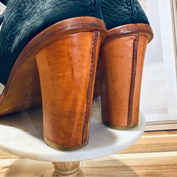 Frye - Sofia Tie On, navy super soft leather, size 8.5M, leather wrapped heel - Picture 5 of 12